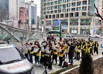 홍대 애경백화점 앞 마트노조가 집결해 직장 '갑질'에 대해 사회고발집회를 가졌다.