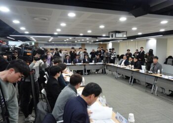 7일 서울 마포 프론트원에서 이복현 금융감독원장이 코인사 CE0들 과 7월 시행 예정인 가상자산이용자보호법 로드맵을 발표하며 대화하는 간담회 자리를 가졌다.