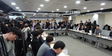 7일 서울 마포 프론트원에서 이복현 금융감독원장이 코인사 CE0들 과 7월 시행 예정인 가상자산이용자보호법 로드맵을 발표하며 대화하는 간담회 자리를 가졌다.