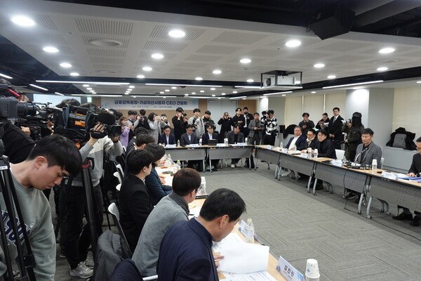 7일 서울 마포 프론트원에서 이복현 금융감독원장이 코인사 CE0들 과 7월 시행 예정인 가상자산이용자보호법 로드맵을 발표하며 대화하는 간담회 자리를 가졌다.