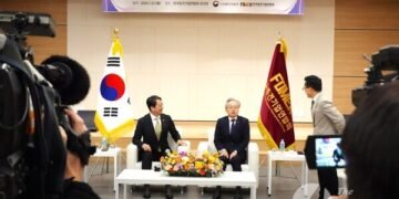 22일 상장회사회관에서 열린 간담회 자리에서 안덕근 산업부 장관과 최진식 중견련 회장이 대화를 나누고 있는 모습
