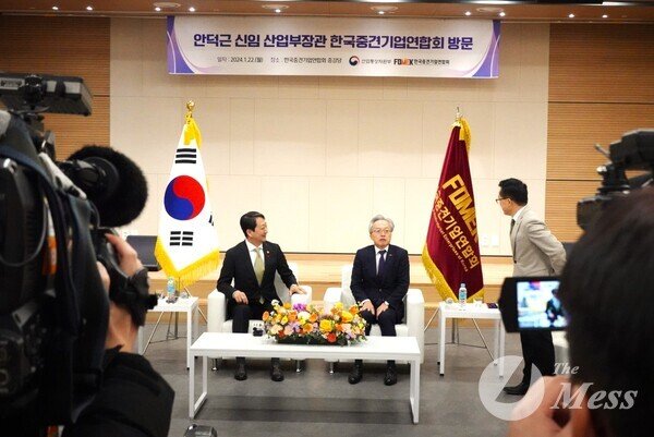 22일 상장회사회관에서 열린 간담회 자리에서 안덕근 산업부 장관과 최진식 중견련 회장이 대화를 나누고 있는 모습